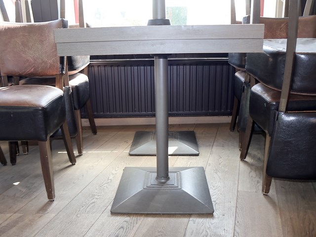 Tafel met stoelen - afbeelding 6 van  7