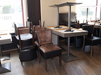 Tafel met stoelen - afbeelding 1 van  8