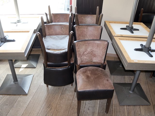 Tafel met stoelen - afbeelding 3 van  8