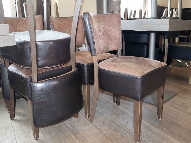 Tafel met stoelen - afbeelding 4 van  8