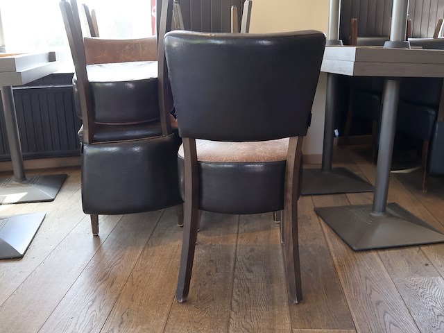 Tafel met stoelen - afbeelding 5 van  8