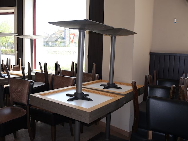 Tafel met stoelen - afbeelding 7 van  8