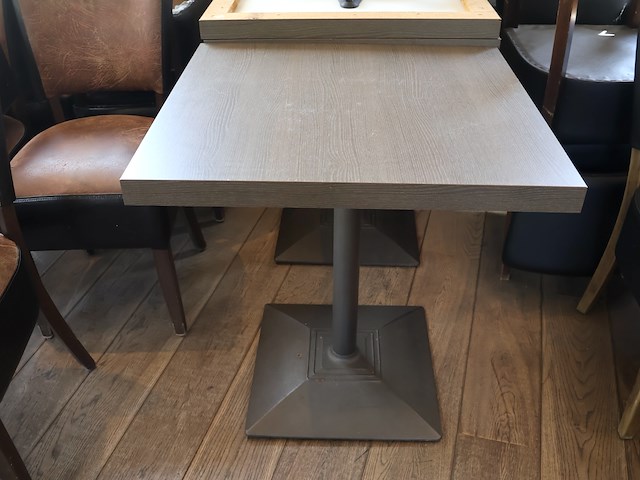 Tafel met stoelen - afbeelding 8 van  8