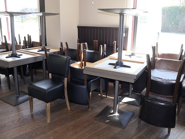 Tafel met stoelen - afbeelding 1 van  7