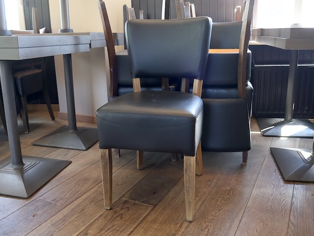 Tafel met stoelen - afbeelding 2 van  7