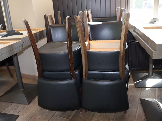 Tafel met stoelen - afbeelding 5 van  7