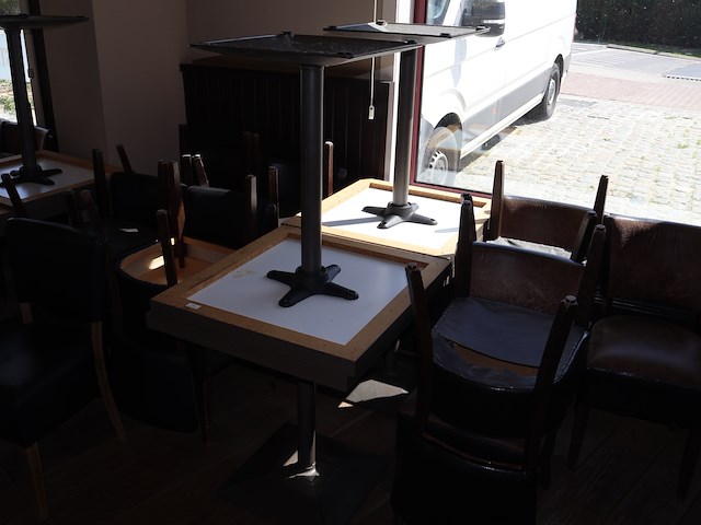 Tafel met stoelen - afbeelding 6 van  7