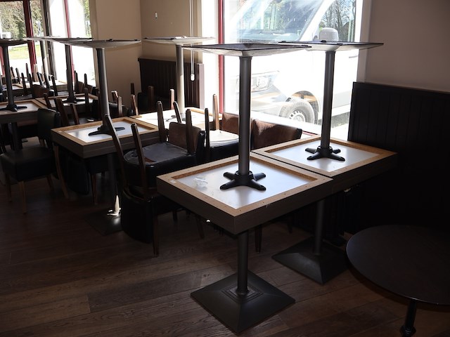 Tafel met stoelen - afbeelding 1 van  7