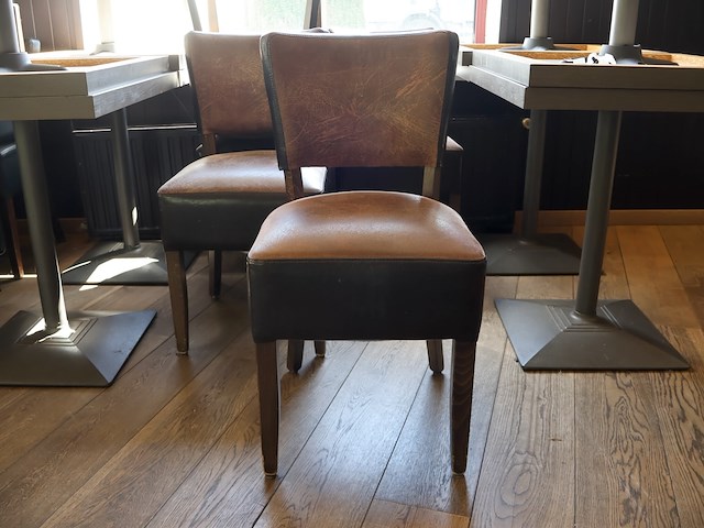 Tafel met stoelen - afbeelding 2 van  7