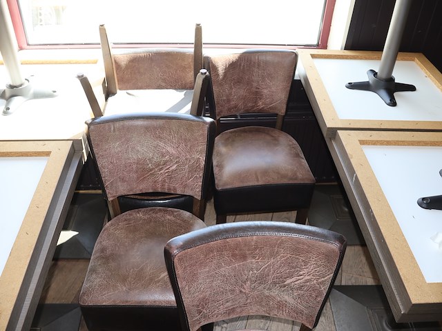 Tafel met stoelen - afbeelding 4 van  7