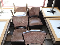 Tafel met stoelen - afbeelding 4 van  7