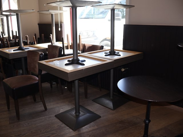 Tafel met stoelen - afbeelding 6 van  7