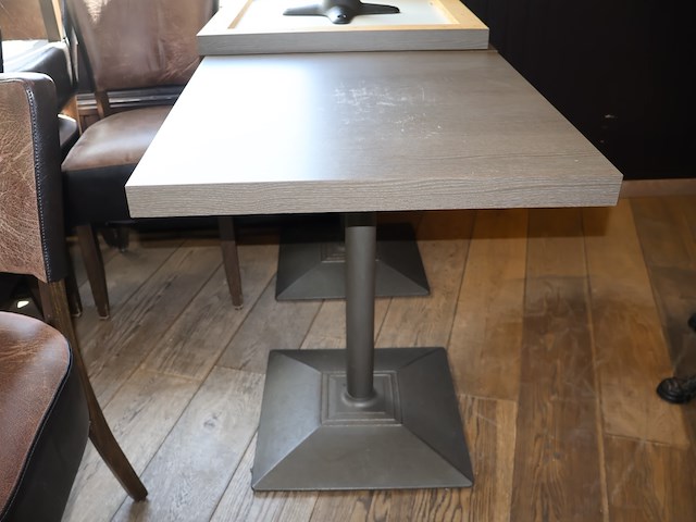 Tafel met stoelen - afbeelding 7 van  7