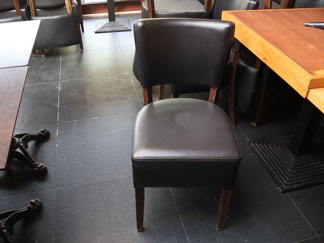 Tafel met stoelen - afbeelding 4 van  9