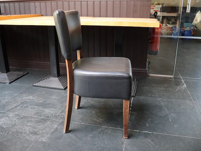 Tafel met stoelen - afbeelding 5 van  9