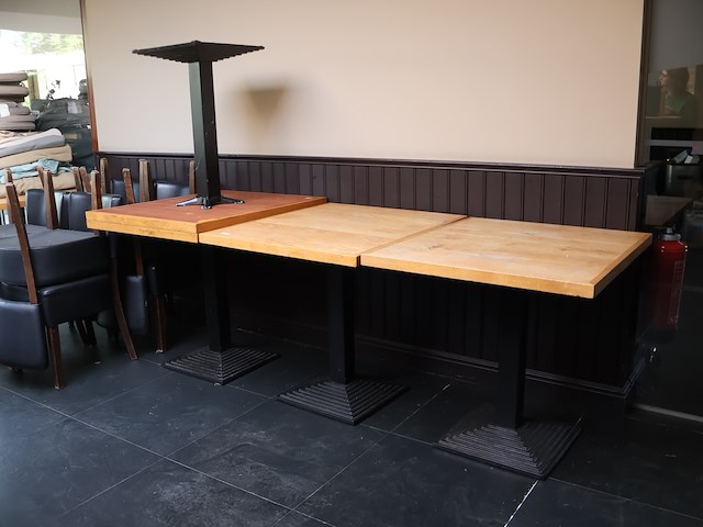 Tafel met stoelen - afbeelding 7 van  9