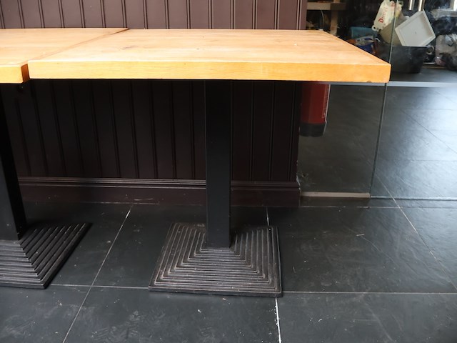 Tafel met stoelen - afbeelding 8 van  9