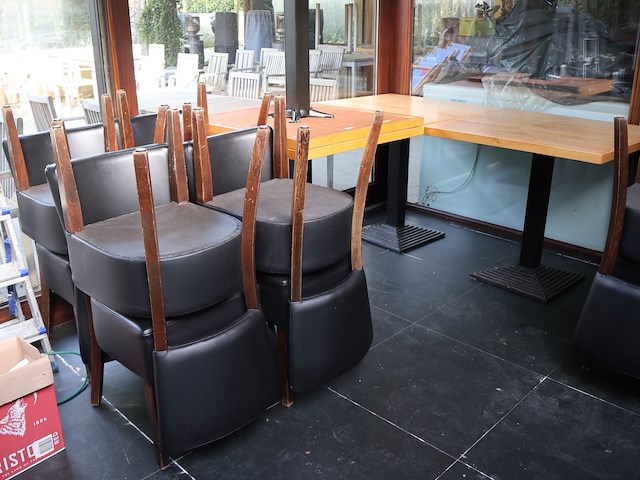 Tafel met stoelen - afbeelding 1 van  11
