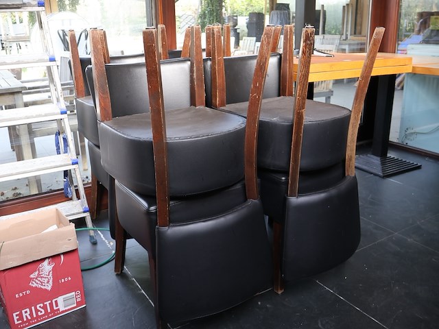 Tafel met stoelen - afbeelding 4 van  11