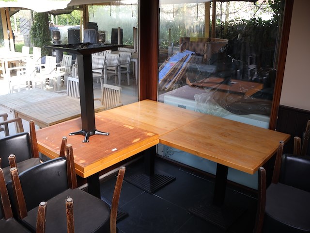 Tafel met stoelen - afbeelding 5 van  11