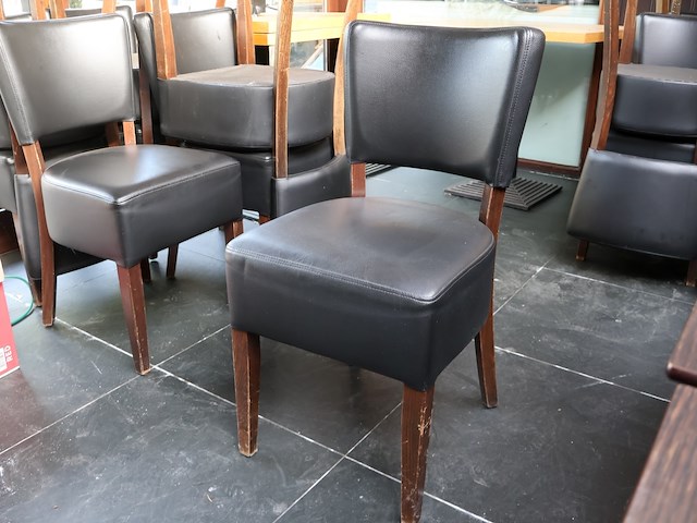 Tafel met stoelen - afbeelding 8 van  11