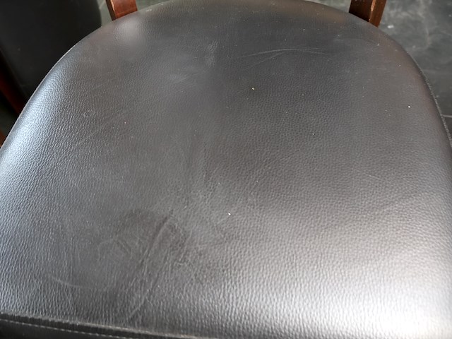 Tafel met stoelen - afbeelding 9 van  11