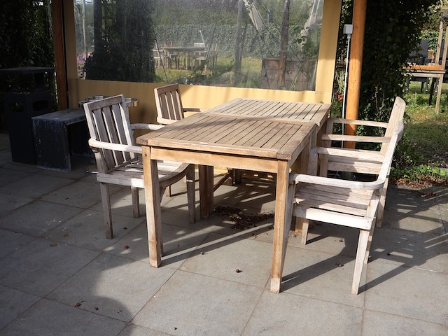 Tafel met stoelen - afbeelding 1 van  5
