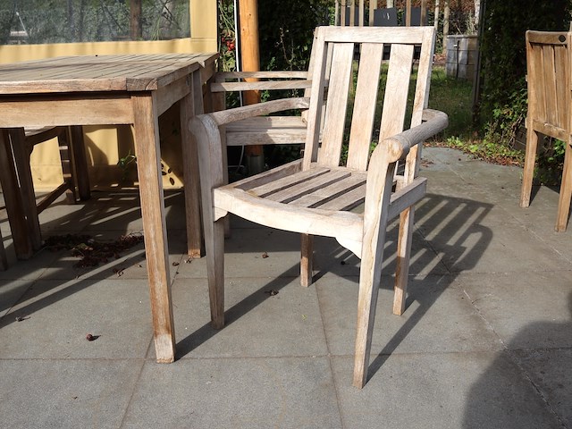 Tafel met stoelen - afbeelding 3 van  5