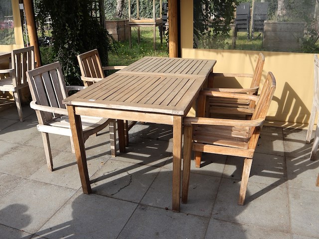 Tafel met stoelen - afbeelding 1 van  7