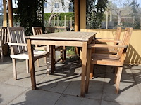 Tafel met stoelen - afbeelding 3 van  7