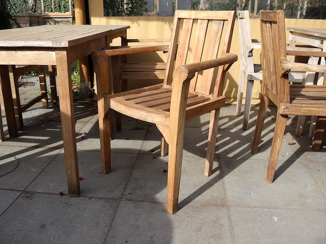 Tafel met stoelen - afbeelding 4 van  7