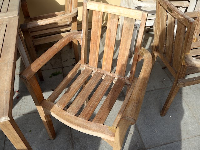 Tafel met stoelen - afbeelding 5 van  7