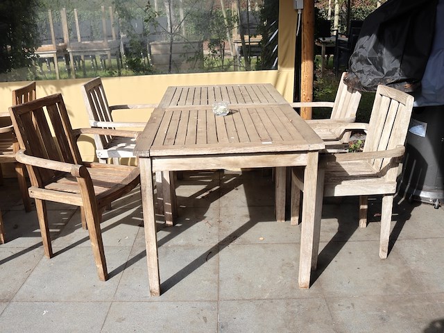 Tafel met stoelen - afbeelding 1 van  7