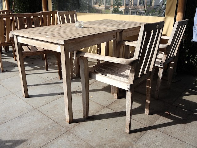 Tafel met stoelen - afbeelding 3 van  7
