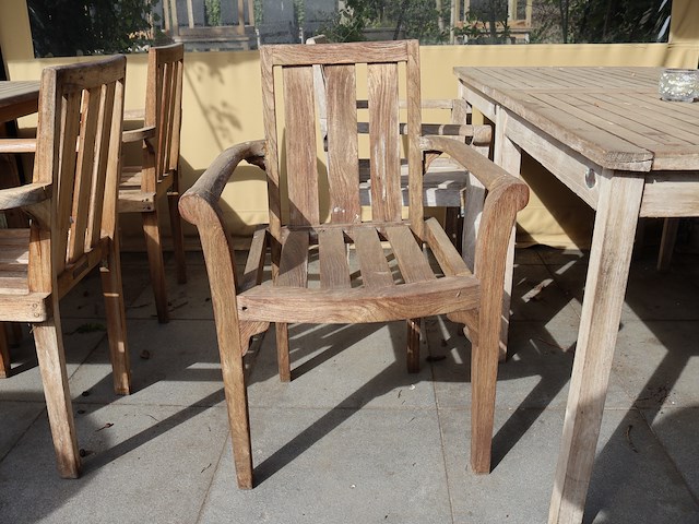 Tafel met stoelen - afbeelding 4 van  7