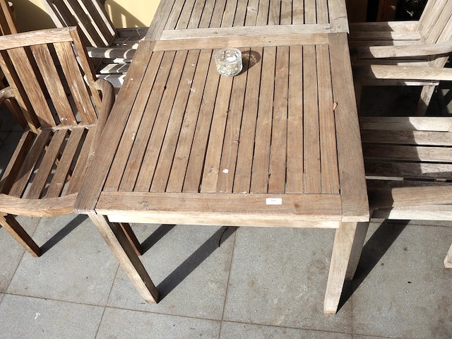 Tafel met stoelen - afbeelding 6 van  7