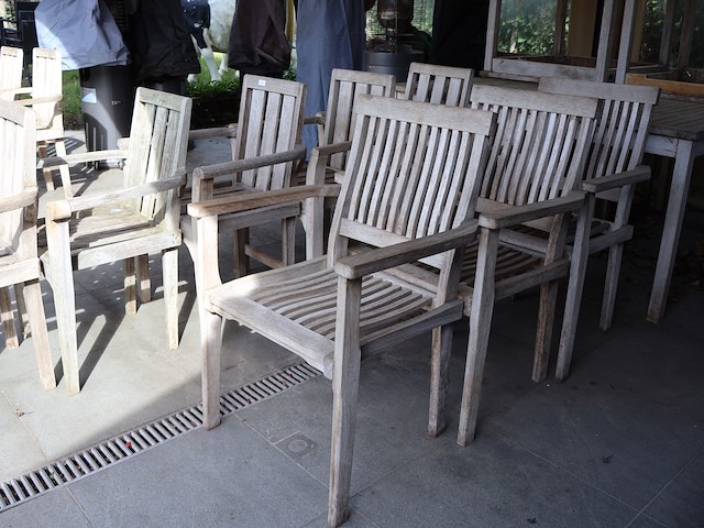 Tafel met stoelen - afbeelding 2 van  9