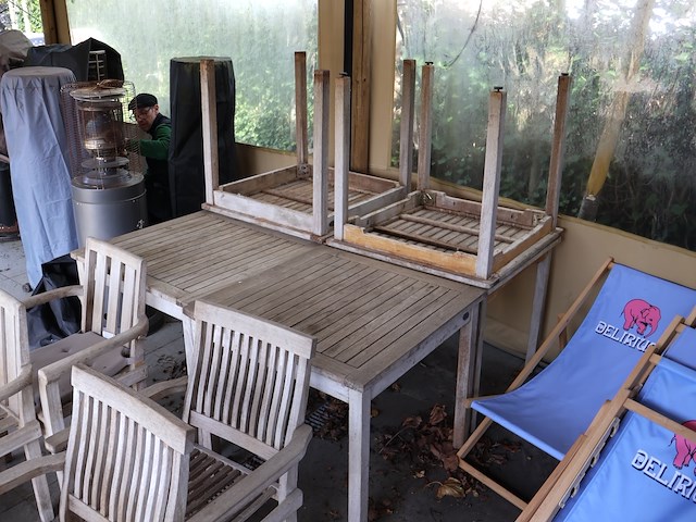 Tafel met stoelen - afbeelding 3 van  9