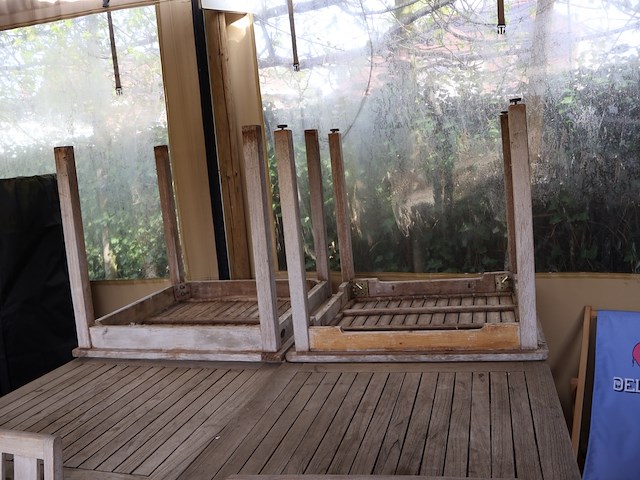 Tafel met stoelen - afbeelding 4 van  9