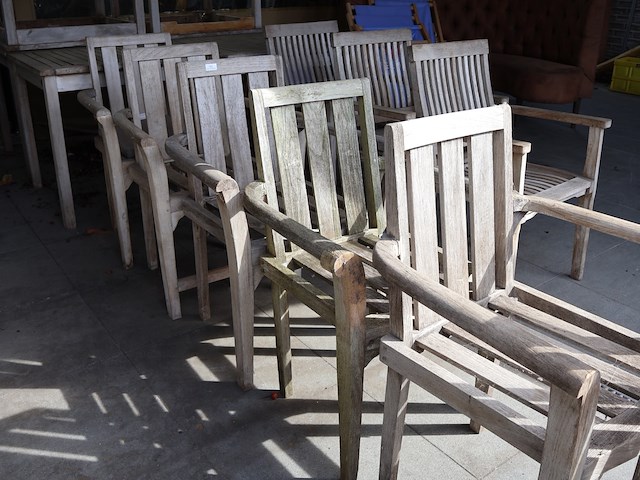 Tafel met stoelen - afbeelding 7 van  9