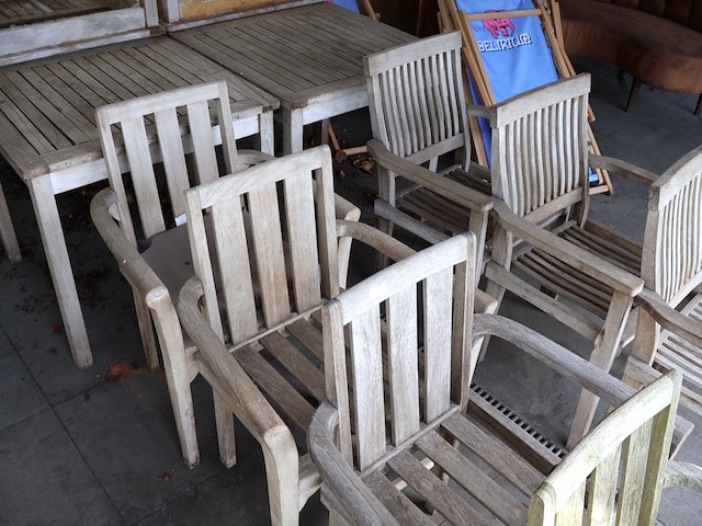 Tafel met stoelen - afbeelding 8 van  9