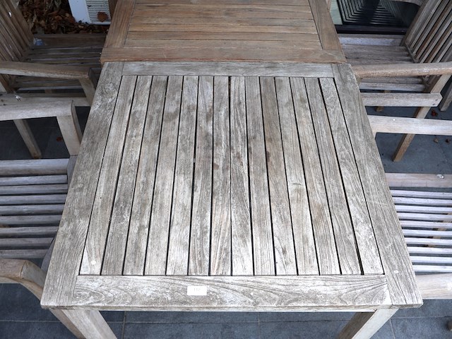 Tafel met stoelen - afbeelding 4 van  5