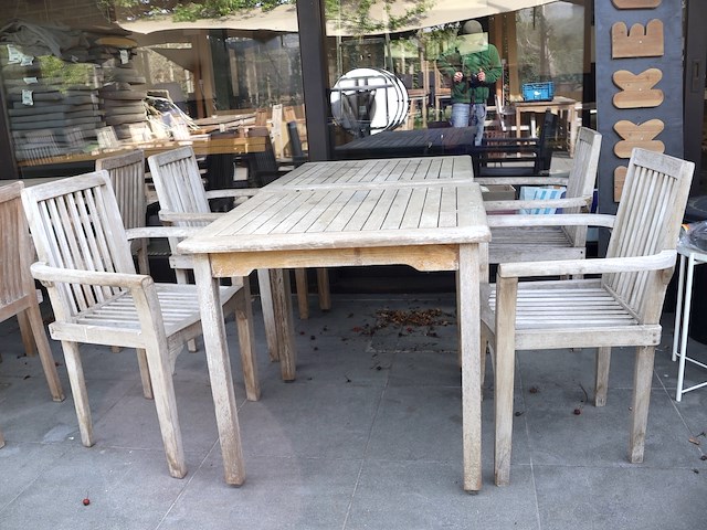 Tafel met stoelen - afbeelding 2 van  6