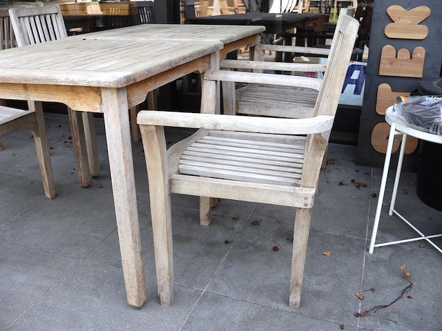 Tafel met stoelen - afbeelding 3 van  6