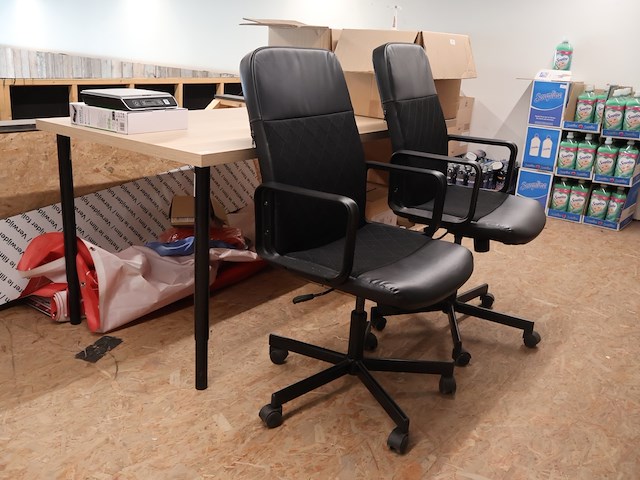 Tafel met twee bureaustoelen - afbeelding 1 van  5