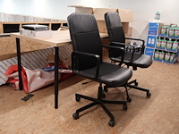Tafel met twee bureaustoelen - afbeelding 1 van  5
