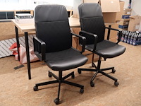 Tafel met twee bureaustoelen - afbeelding 2 van  5