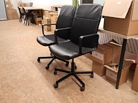 Tafel met twee bureaustoelen - afbeelding 3 van  5