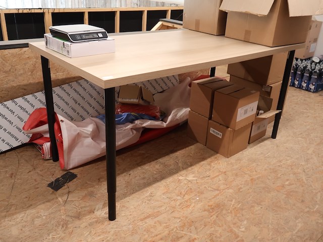 Tafel met twee bureaustoelen - afbeelding 4 van  5