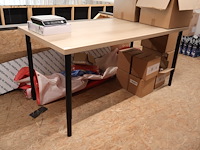 Tafel met twee bureaustoelen - afbeelding 4 van  5